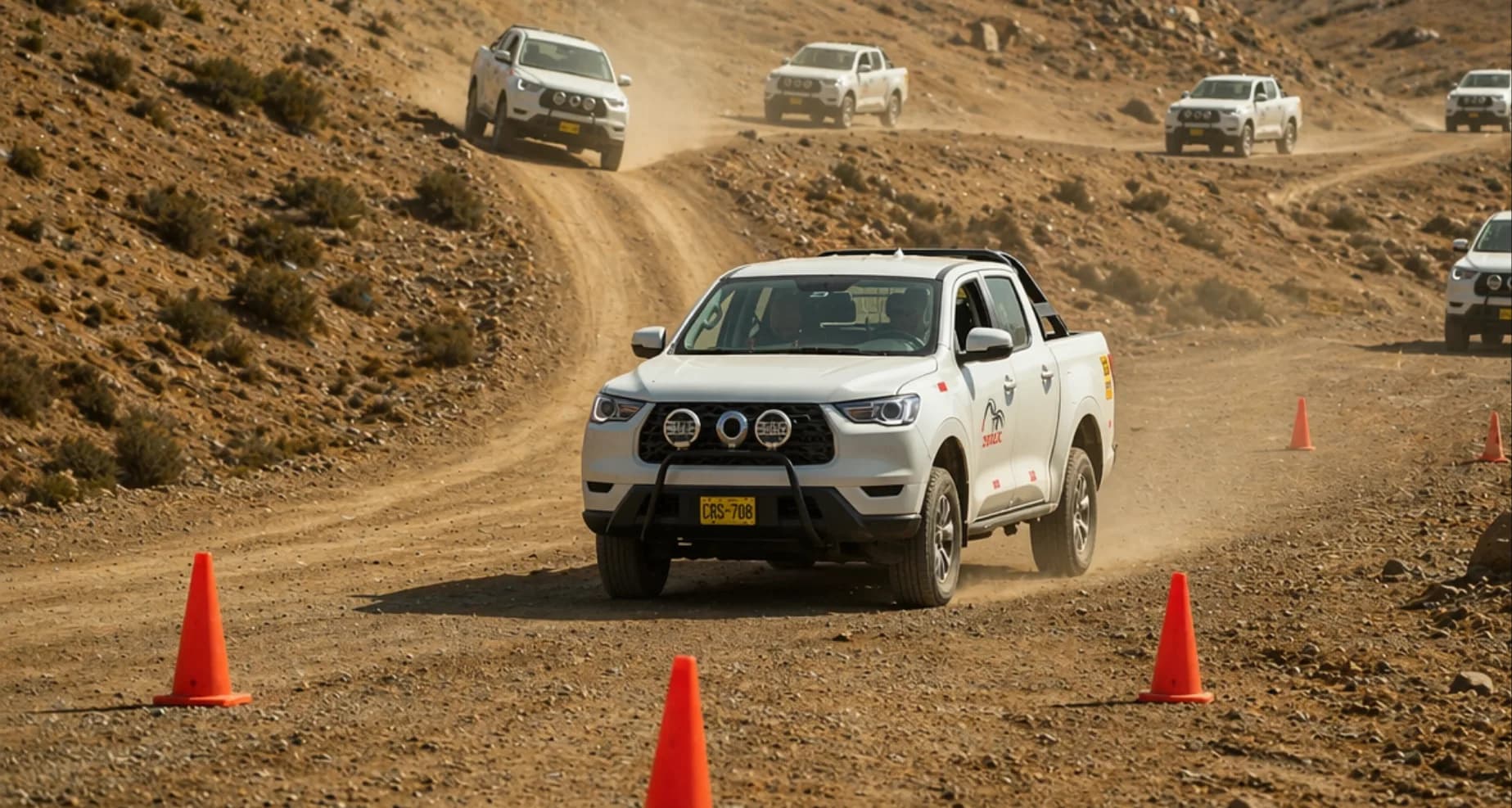 Camionetas 4x4 blancas en pista de entrenamiento off-road con conos de seguridad